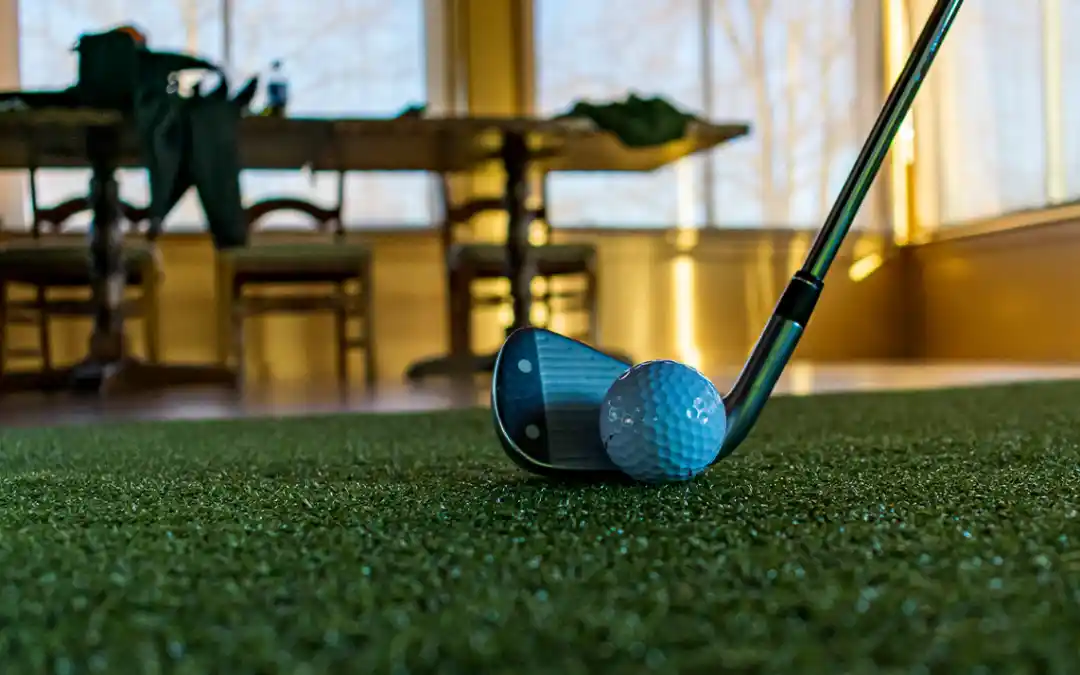 Golfbold der rammes af golfkølle